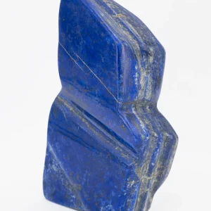 Lapis lazuli en forme libre de 2KG à poser sur un meuble dans un salon ou atelier d'artiste