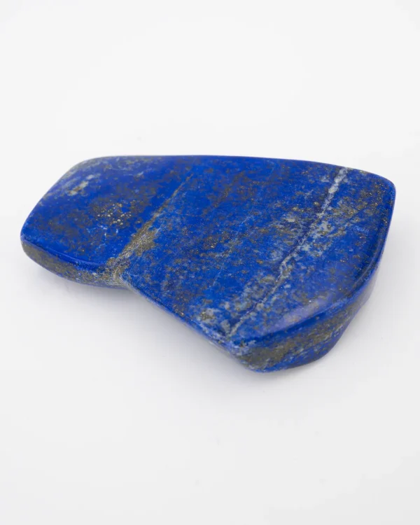 bloc à poser de lapis lazuli est d'un bleu profond. A plat ou sur la tranche, il viendra décorer une table de travail et inspirer son possesseur.