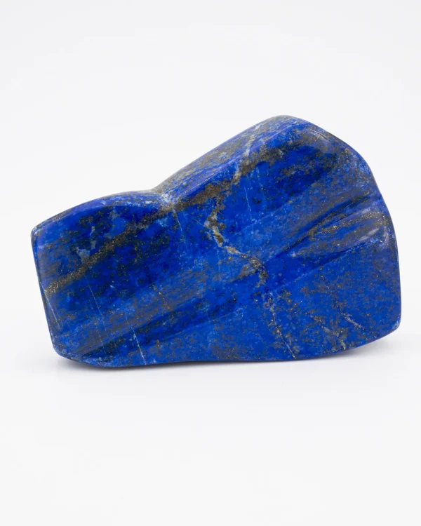 bloc à poser de lapis lazuli est d'un bleu profond. A plat ou sur la tranche, il viendra décorer une table de travail et inspirer son possesseur.