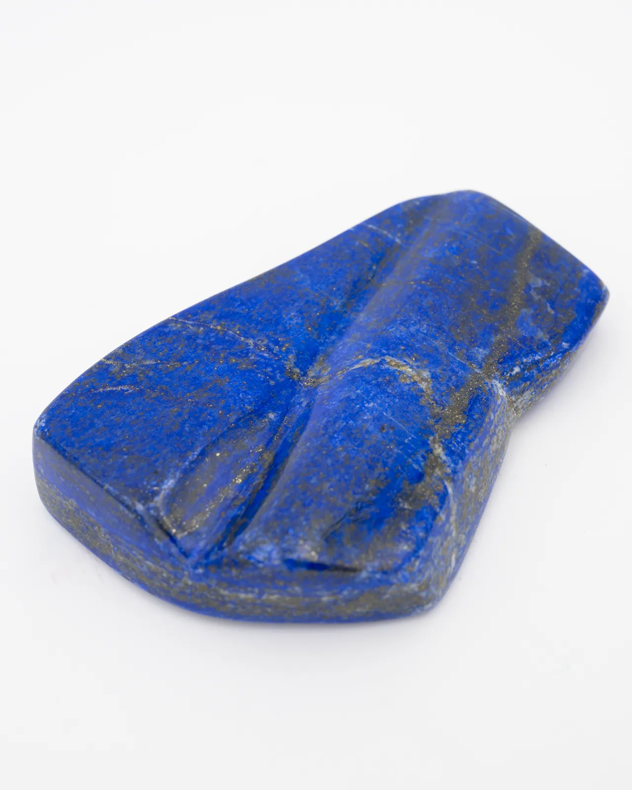 bloc à poser de lapis lazuli est d'un bleu profond. A plat ou sur la tranche, il viendra décorer une table de travail et inspirer son possesseur.