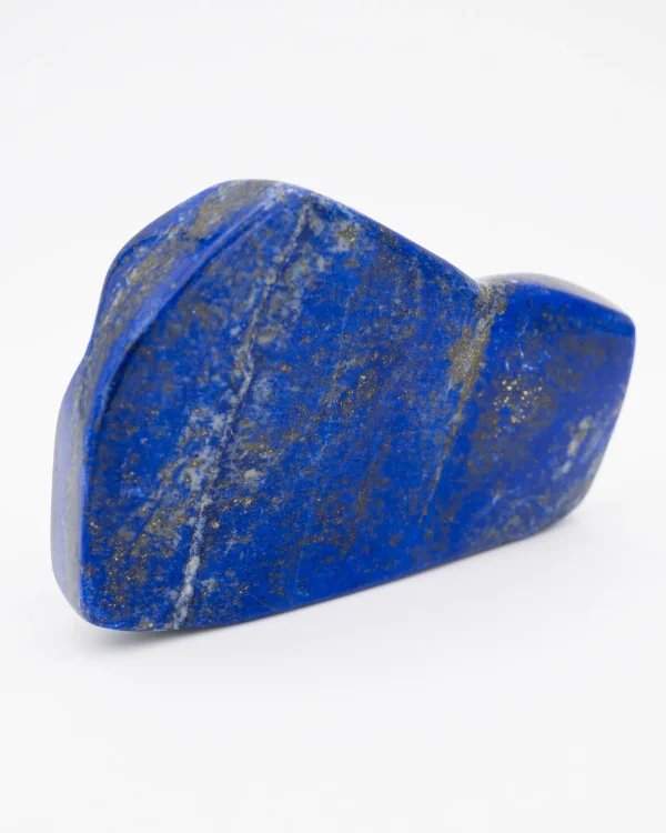 bloc à poser de lapis lazuli est d'un bleu profond. A plat ou sur la tranche, il viendra décorer une table de travail et inspirer son possesseur.