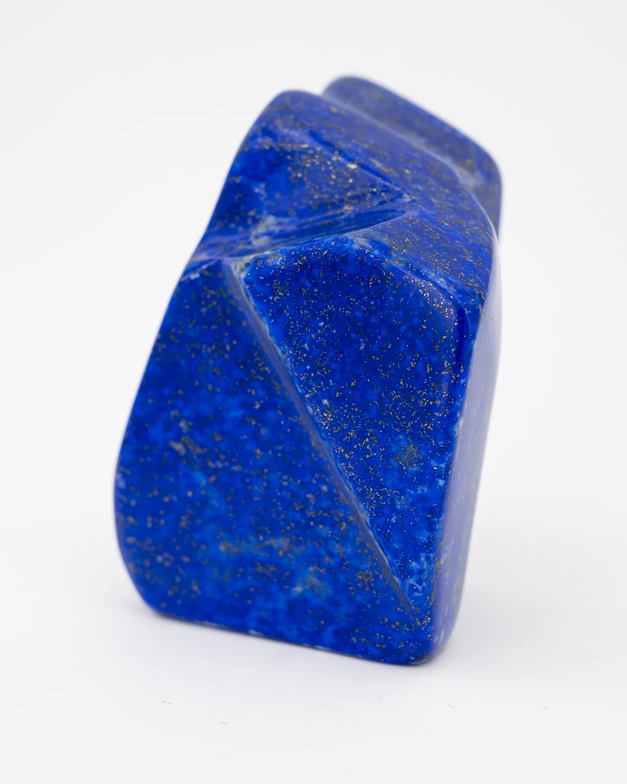 Un lapis lazuli avec des formes géométriques d'un bleu intense idéal pour un architecte ou un décorateur