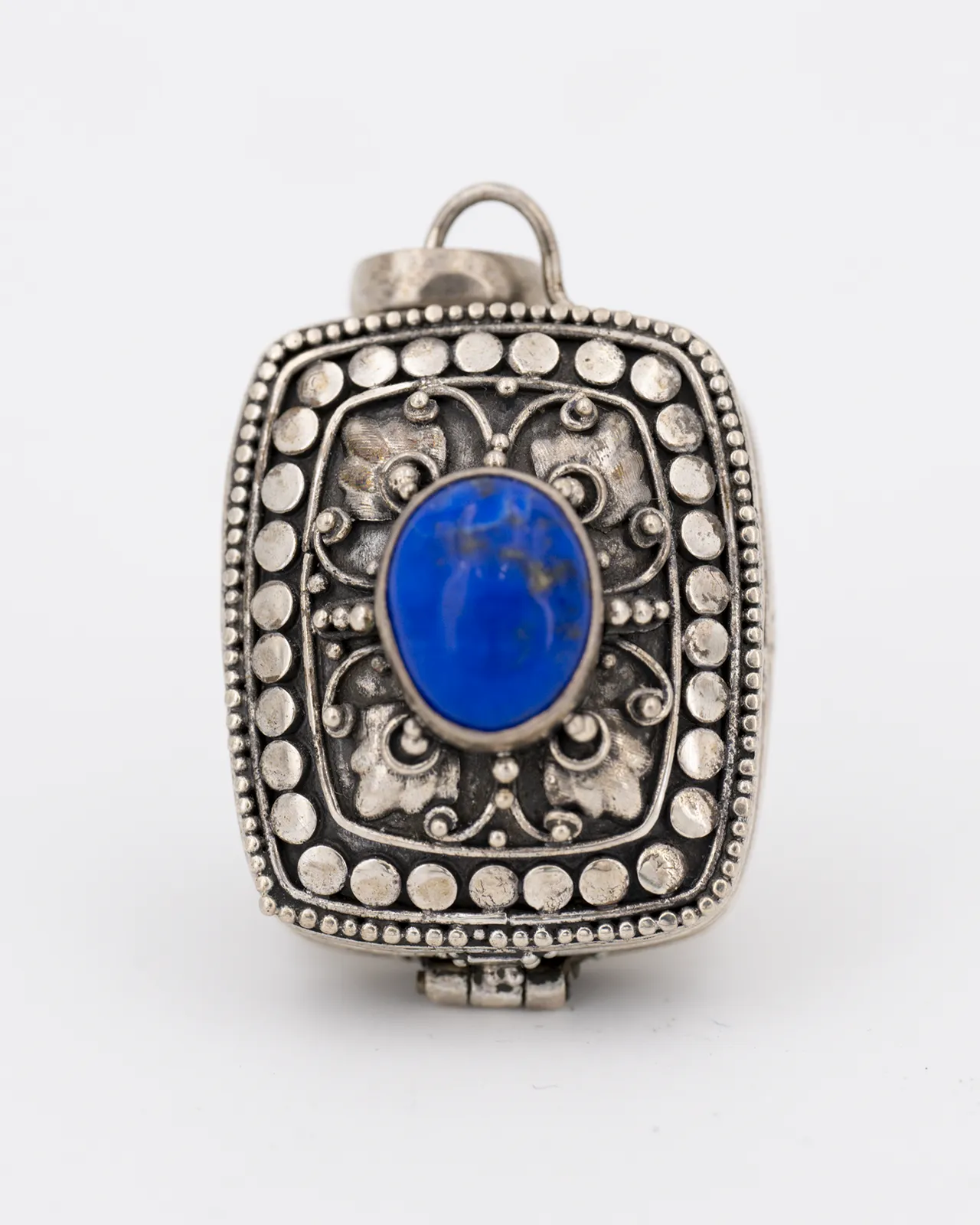 Un pendentif en argent en forme de boite serti d'un lapis lazuli - artisanat balinais